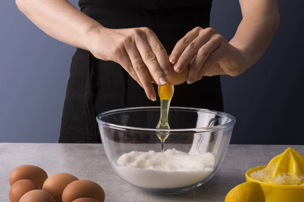 Hembra Manos Panadero Haciendo Masa Para Pan Dulce Casero Ingredientes —  Fotos de Stock