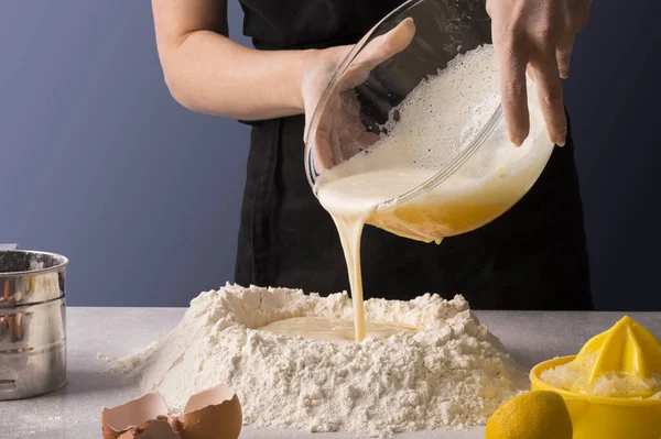 女面包师手为自制甜面包做面团 新鲜而干燥的柠檬和橙子配料放在石灰桌上 烹饪课或食谱概念 — 图库照片
