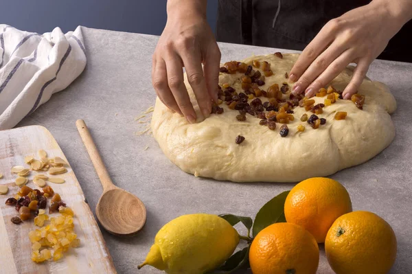 女面包师手为自制甜面包做面团 新鲜而干燥的柠檬和橙子配料放在石灰桌上 烹饪课或食谱概念 — 图库照片