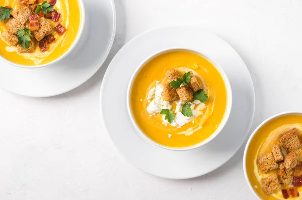 Sopa Crema Calabaza Con Crema Leche Tocino Croutons Queso Feta — Foto de Stock