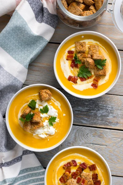 Sopa Crema Calabaza Con Crema Leche Tocino Croutons Queso Feta — Foto de Stock