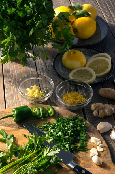 Ingredientes Verão Especiarias Verdes Amarelas Frescas Sabores Salsa Limão Alho — Fotografia de Stock