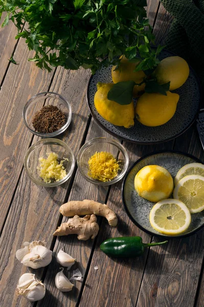 Ingredientes Verão Especiarias Verdes Amarelas Frescas Sabores Salsa Limão Alho — Fotografia de Stock