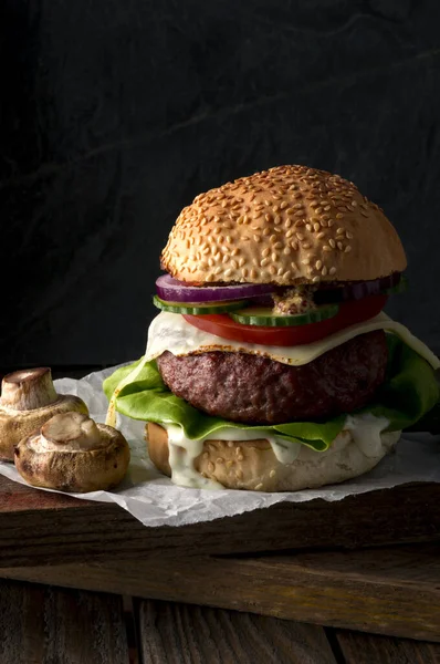Domowej Roboty Burger Bułką Sezamową Grillowana Wołowina Sos Warzywa Ser — Zdjęcie stockowe