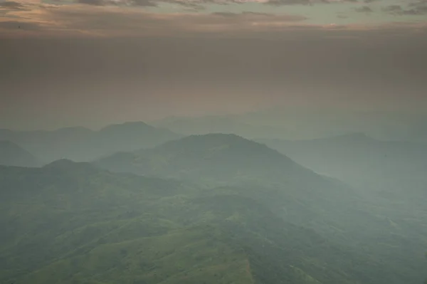 Uma paisagem montanhosa de Phu Tub Berk — Fotografia de Stock