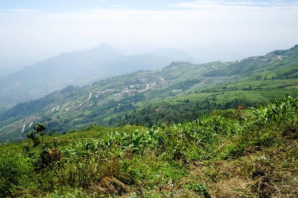 Eine Berglandschaft von phu tub berk — Stockfoto