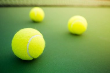 üç tenis topları yeşil sahada 