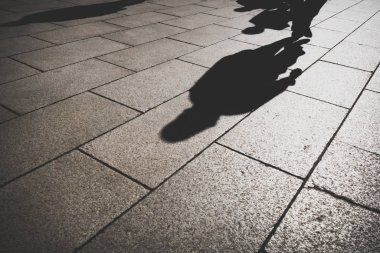 ofis çalışanı desen granit şehir sokak üzerinde gün ışığında gölgesi