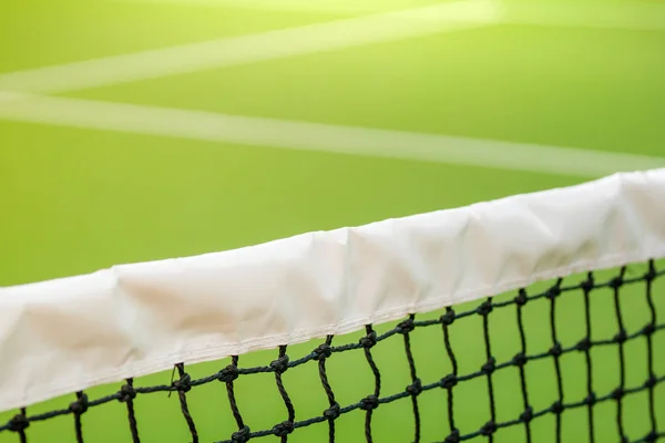 Filet de tennis avec bande blanche dans le court vert — Photo