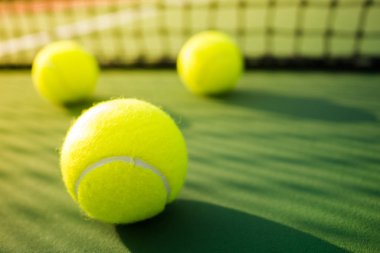 yeşil ve kırmızı sabit mahkeme üç tenis top