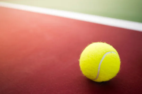 Una pallina da tennis sul campo duro — Foto Stock