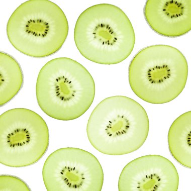 beyaz zemin üzerine kivi dilimleri