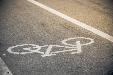 Bisiklet şeritli sıcak güneş ışığı Caddesi üzerinde