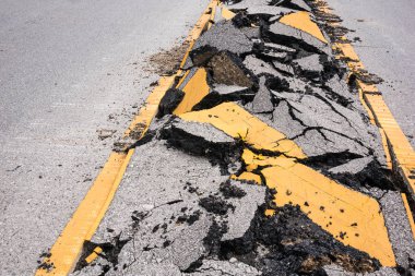 kırık asfalt yol ile sarı çizgiler işaretleme
