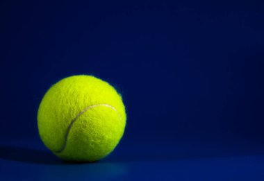 doğru koyu tonu üzerinde sol, gölge ve kopya alanı gelen ışık ile mavi sahasında bir yeni tenis topları