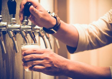 soğuk taslak bira bardağına gümüş bira dispanser döktü.