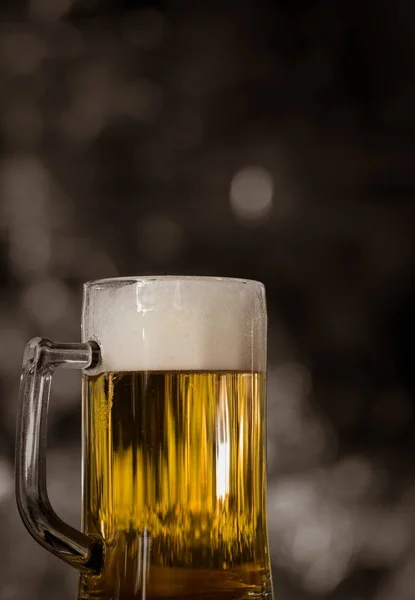 Cerveza de cerveza con burbujas blancas en taza de cerveza — Foto de Stock