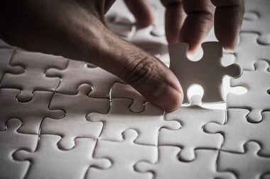 son el ile adım başarı kavramı, dramatik sesi / holding beyaz düz yapboz parçası