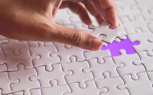 Último Pedaço Jigsaw Liso Branco Segurando Mão Passo Conceito Sucesso — Fotografia de Stock