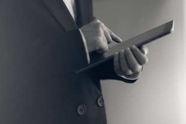 Ofiste tablet kullanan işadamı, başarı konsepti için çalışıyor, monoton