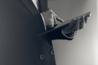 Ofiste tablet kullanan işadamı, başarı konsepti için çalışıyor, monoton
