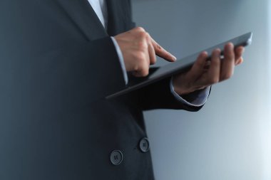Ofiste tablet kullanan işadamı, başarı konsepti için çalışıyor