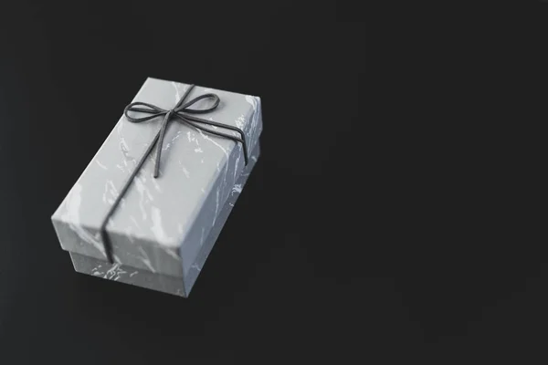 Mramorová dárková krabička na černém pozadí s kopírovacím prostorem vpravo, dárek pro muže koncept — Stock fotografie