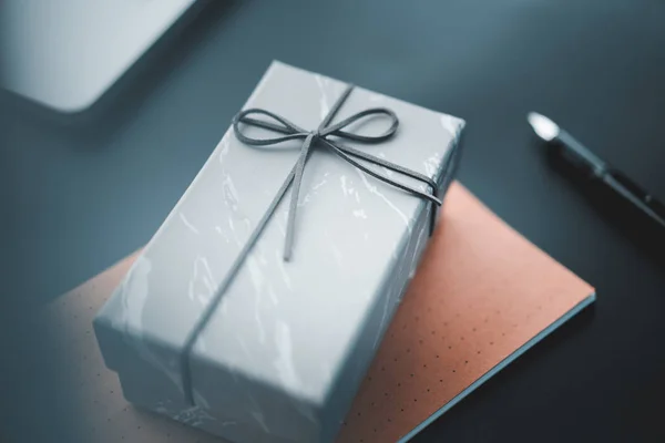 Κουτί δώρου στο γραφείο του επιχειρηματία, ευκαιρία εορτασμού έννοια — Φωτογραφία Αρχείου