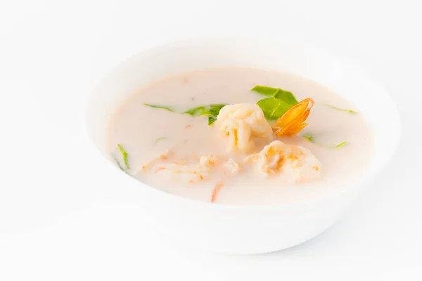 Kokosmilchsuppe mit Garnelen und pak mieng, berühmte lokale thailändische Gourmet auf weißem Hintergrund — Stockfoto