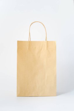 Beyaz zemin üzerinde kahverengi el işi kağıt çanta