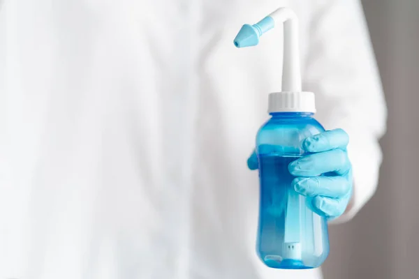 Medico Con Bottiglia Lavaggio Nasale Impulso Acqua Blu Concetto Irritazione — Foto Stock