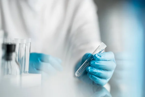 Cientista Segurando Tubo Plástico Testes Laboratório Para Inventar Medicação Pandêmica — Fotografia de Stock