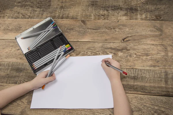 Alt kalemler ile çizer.