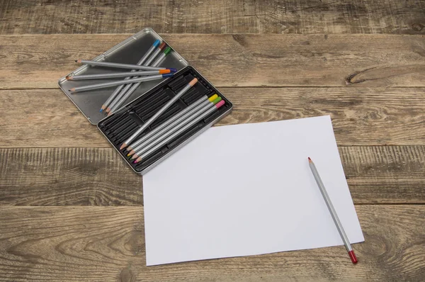 renkli kalemler ve bir beyaz sayfa