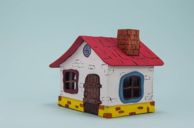 bir kağıt mavi bir arka plan üzerinde evden