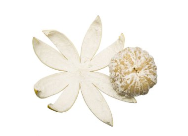 beyaz zemin üzerine soyulmuş pomelo meyve