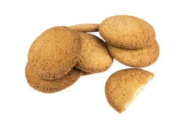 Beyaz arka planda yulaf ezmeli kurabiyeler