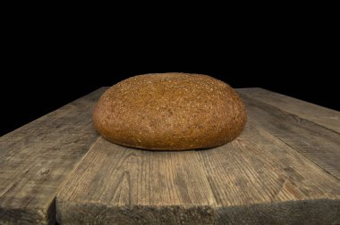 ahşap bir masa üzerinde yuvarlak ekmek 