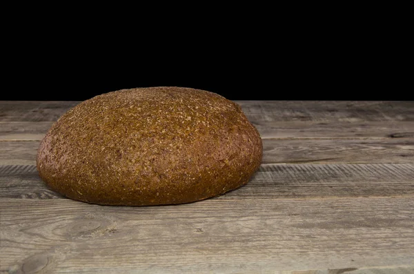 Круглий хліб на дерев'яному столі — стокове фото