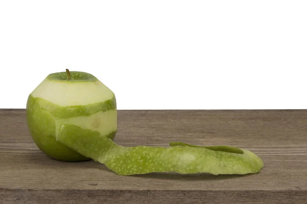 Зеленое яблоко на деревянном столе — стоковое фото