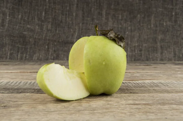 Green apple on wood background — Zdjęcie stockowe