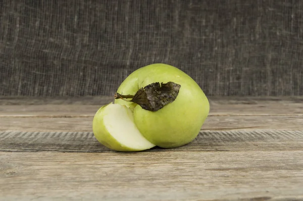 Green apple on wood background — Zdjęcie stockowe