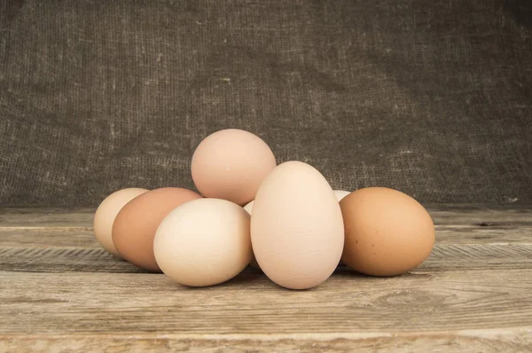 Ovos em uma bandeja em um fundo de madeira — Fotografia de Stock