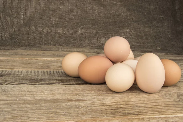 Ovos em uma bandeja em um fundo de madeira — Fotografia de Stock