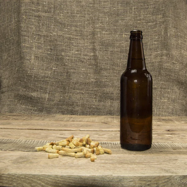 Rye crackers and beer — Stock Photo, Image