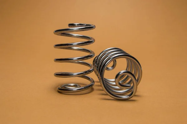 Dwa metalowe stalowe sprężyny — Zdjęcie stockowe