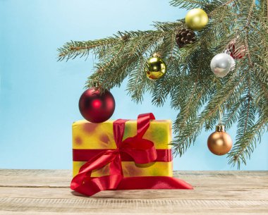 Hediyelik Noel ağacının altında