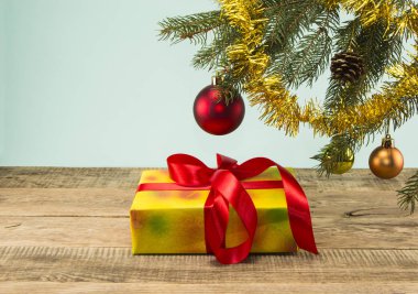 Hediyelik Noel ağacının altında