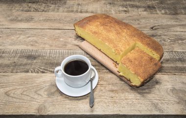 Süzme peynir pasta ve kahve ahşap bir masa üzerinde