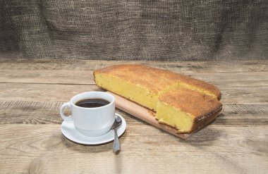 Süzme peynir pasta ve kahve ahşap bir masa üzerinde